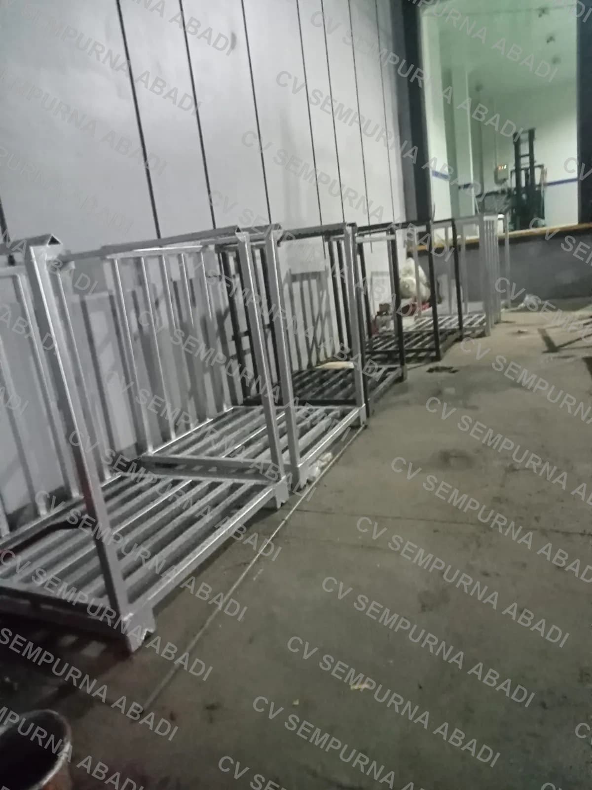 Rangka keranjang berjajar di gudang