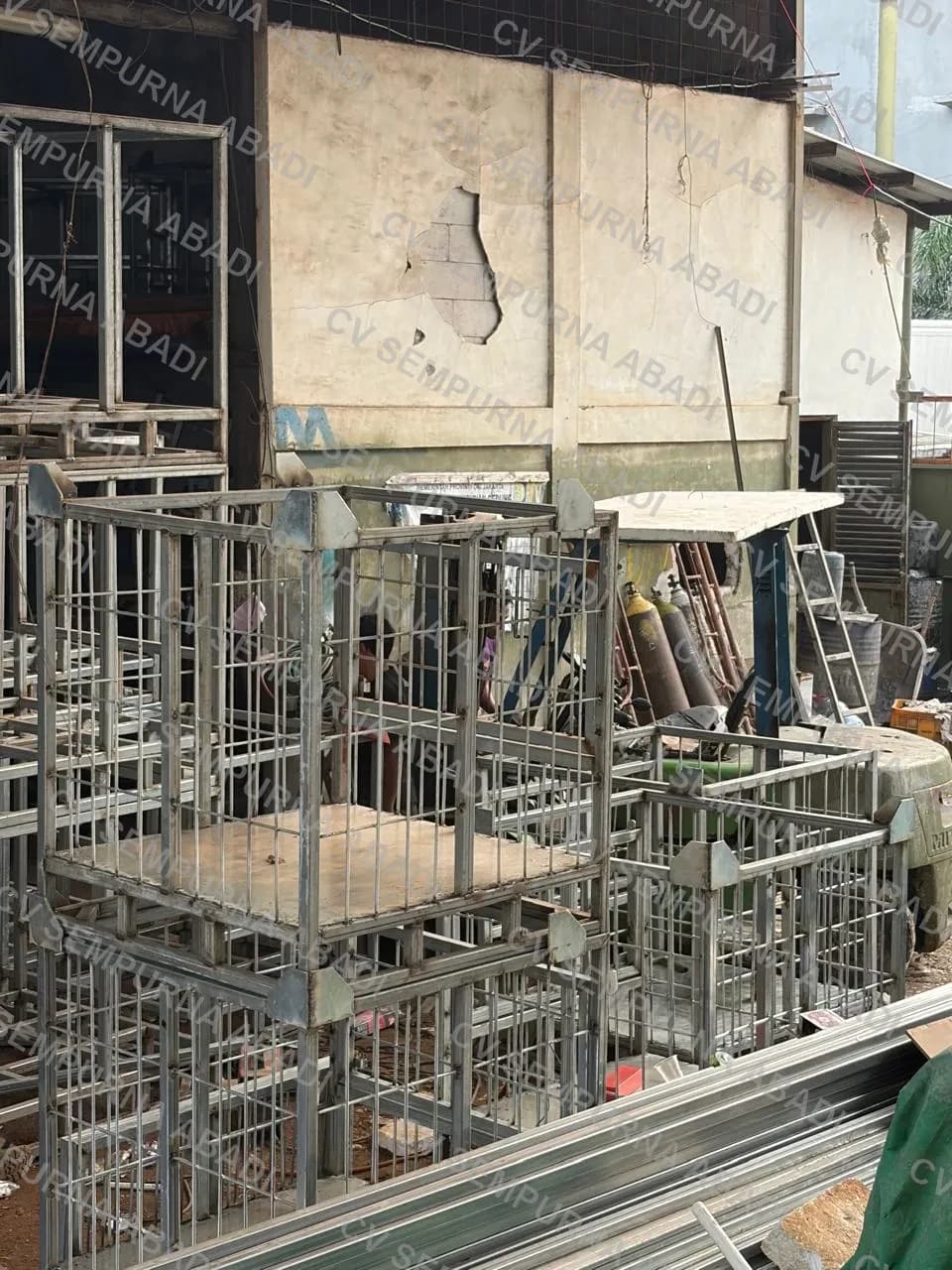 Keranjang jadi dan rangka di bengkel