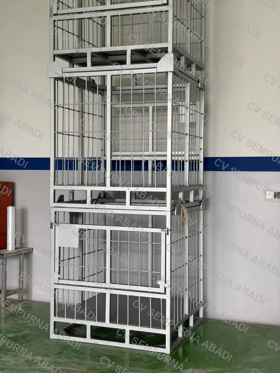 Keranjang galvanis disusun tiga tingkat
