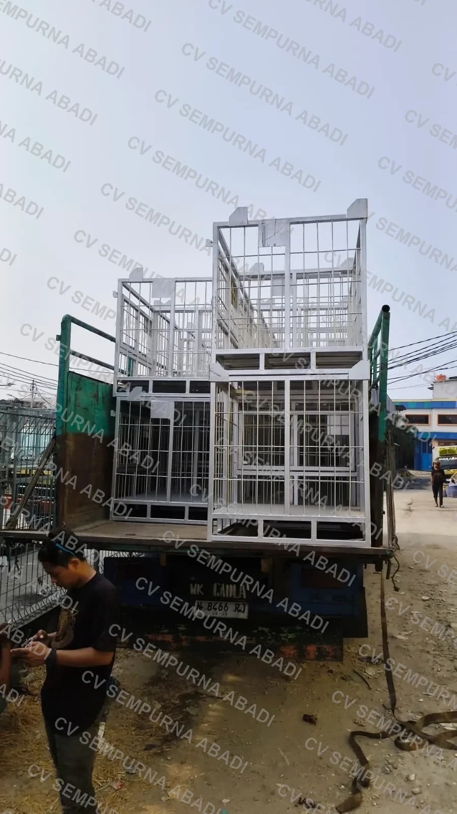 Keranjang dimuat ke bak truk