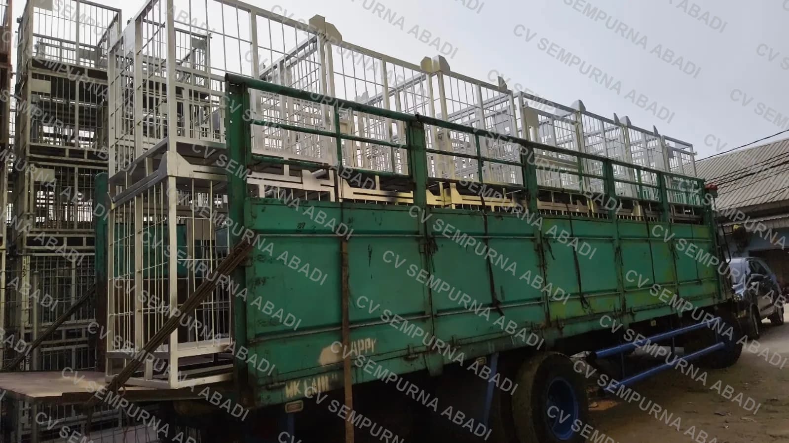 Truk bermuatan keranjang susun, tampak samping