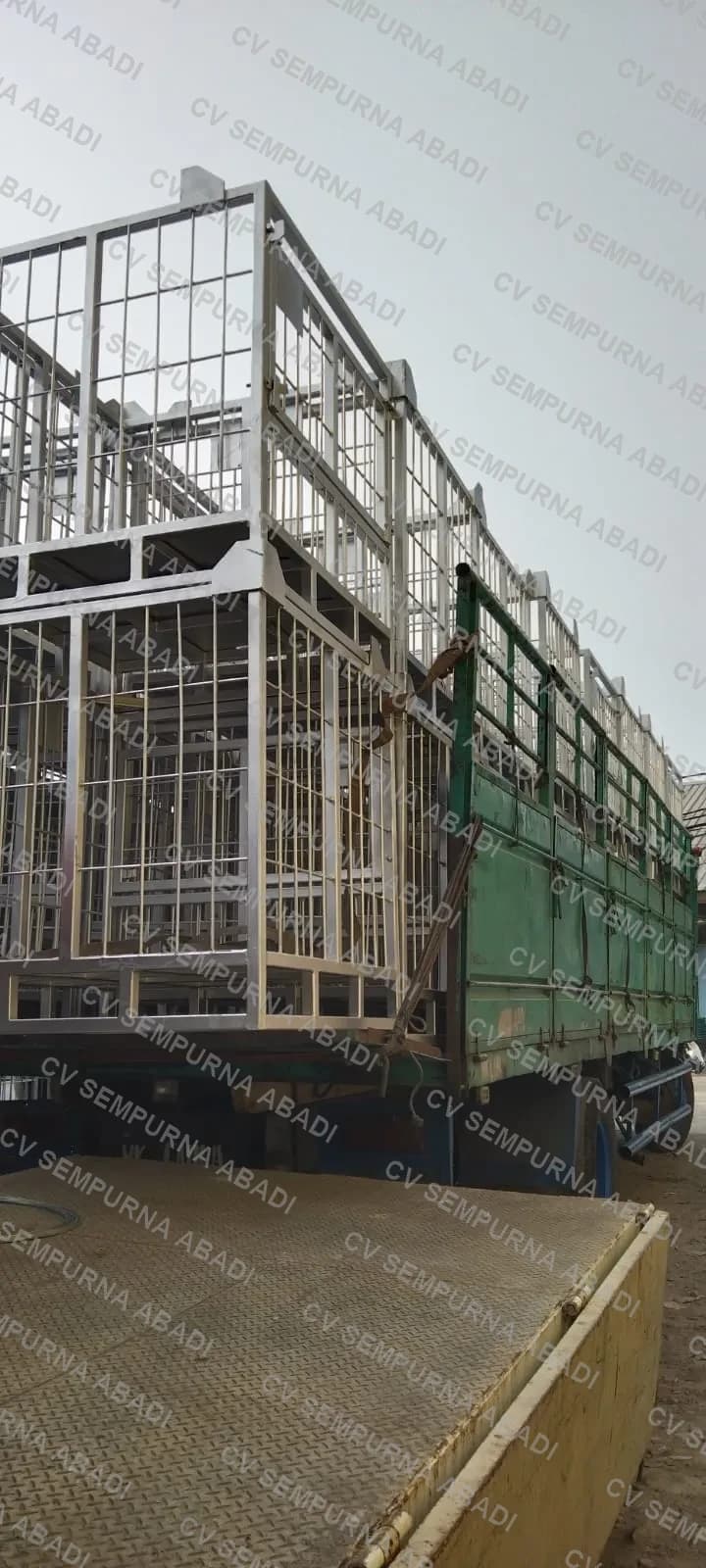 Muatan keranjang di atas truk