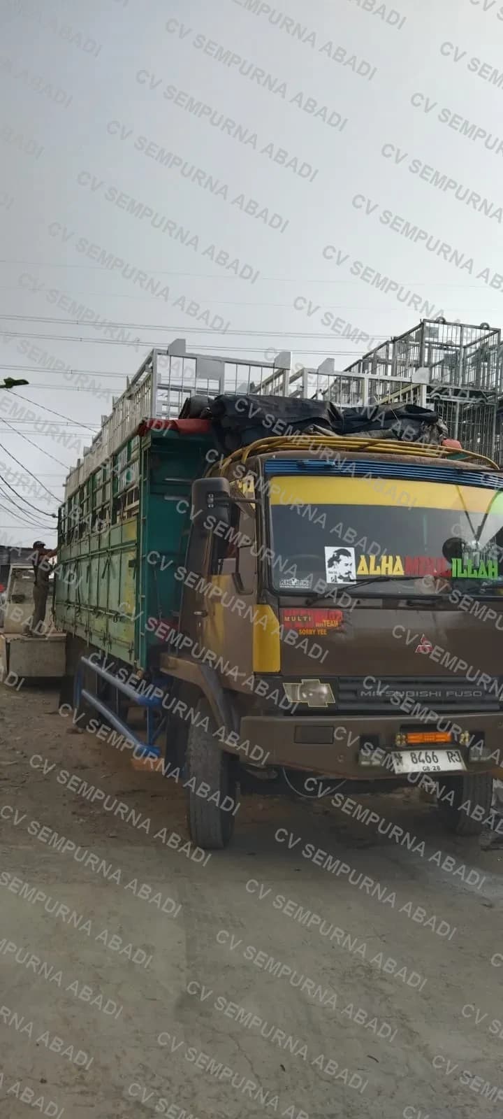 Truk bermuatan keranjang siap berangkat