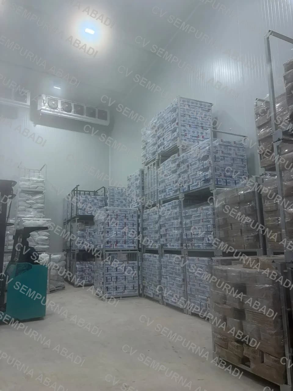 Deretan keranjang berisi karton di cold storage, forklift di belakang