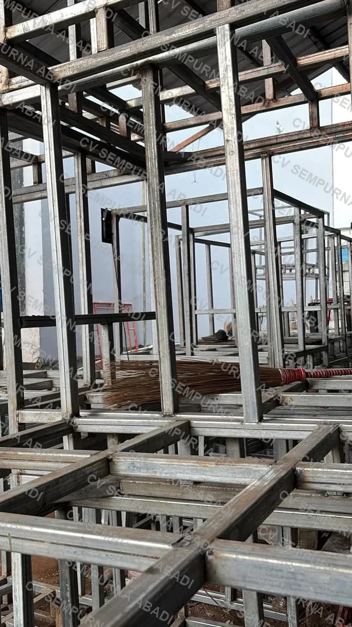 Rangka keranjang tersusun di bengkel