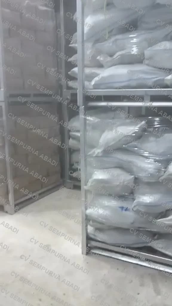 Menyusuri keranjang berisi karton dan karung di cold storage