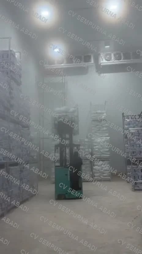 Forklift bekerja di antara keranjang berisi barang di cold storage