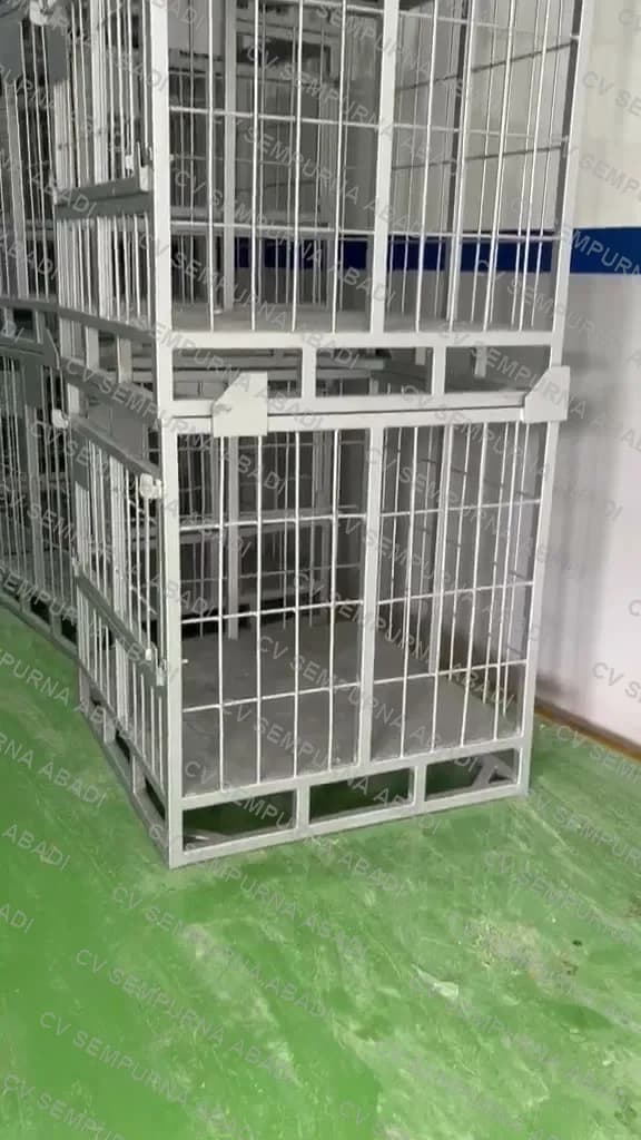 Deretan keranjang galvanis jadi disusun bertingkat