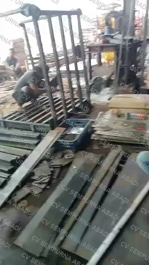 Material besi di lantai bengkel sebelum dipotong