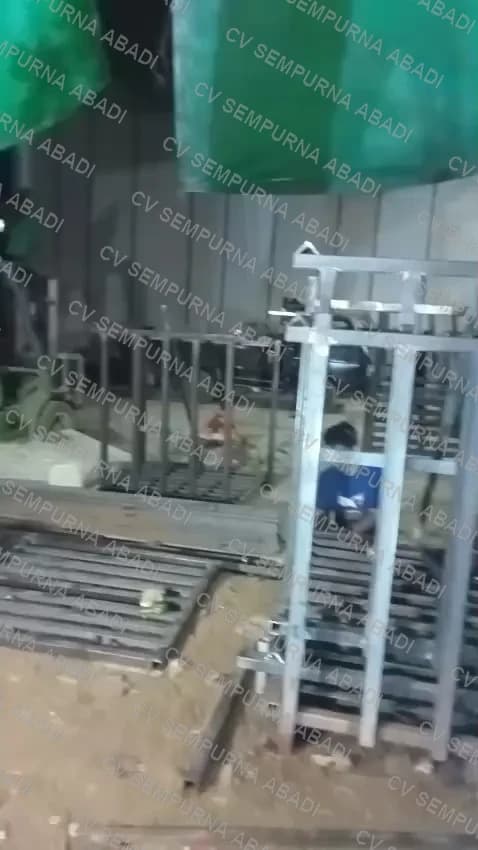 Rangka rak dan keranjang dikerjakan di bengkel